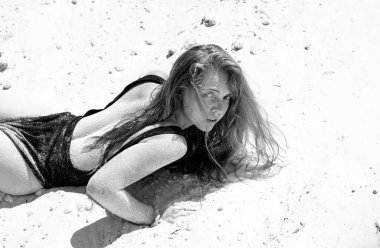 Okyanus sahilinde rahatla. Kumsaldaki kumlu kadın. Seksi yaz vücudu. Beyaz kum. Cennet 'te Tatil