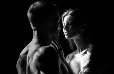 Birbirine aşık çiftler, şefkatle sarılıp öpüşüyorlar. Güzel kadın ve yakışıklı erkek arkadaş.