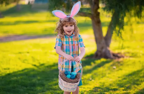 Kaninbarn Barnpojke Jagar Påskägg Lägger Gräs Grabben Kaninöron Utomhus Påskhare — Stockfoto