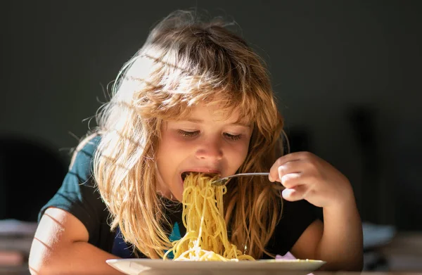 Little Kid Eating Spaghetti Kitchen Child Eating Blurred Background Hungry — Stockfoto