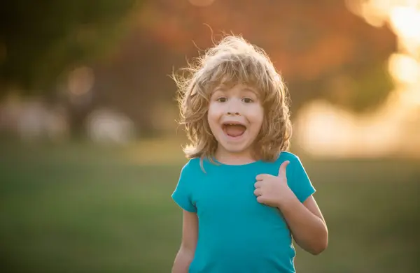 一个快乐笑着的孩子在户外的肖像 把积极的孩子关起来砰的一声 惊讶的兴奋的孩子们的情绪 — 图库照片