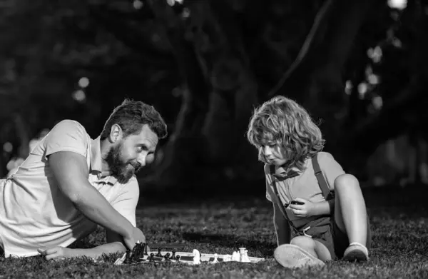 Schaak Spelen Met Vader Kind Spelen Bordspel Met Ouder — Stockfoto