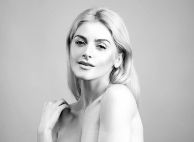 Şehvetli kadın gülümseyen portre. Doğal güzellik ve cilt bakımı. Makyaj yok, kozmetik tedavi