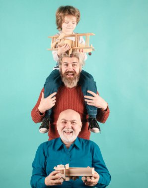 Büyükbaba ve torun kameraya bakıp gülümsüyor. Aile macerası, hayal gücü ve yenilik ilham kavramı