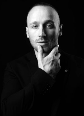 Yakışıklı bir gencin yakın portresi.