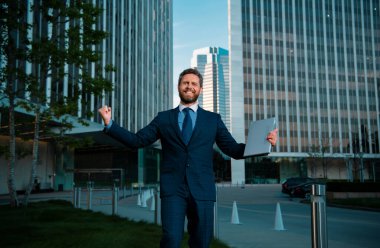 Modern ofisin önünde bir iş adamı portresi