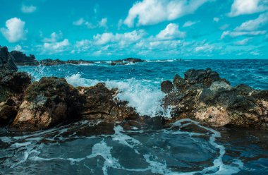Kaya ve deniz. Turuoise suyu, lav kayalıkları, Atlantik okyanus dalgaları manzarası. Konulu seyahat geçmişi. Tenerife ya da Hawaii adaları