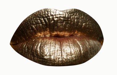 Altın dudaklar yakın çekim. Metal altından maetallik kipstikli dudak. Seksi altın dudaklı kız. Beyaz arkaplanda izole edilmiş, kırpma yolu