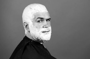 Berber dükkanındaki sakallı, sakallı ve bıyıklı adam. Komik surat. Yaklaş.