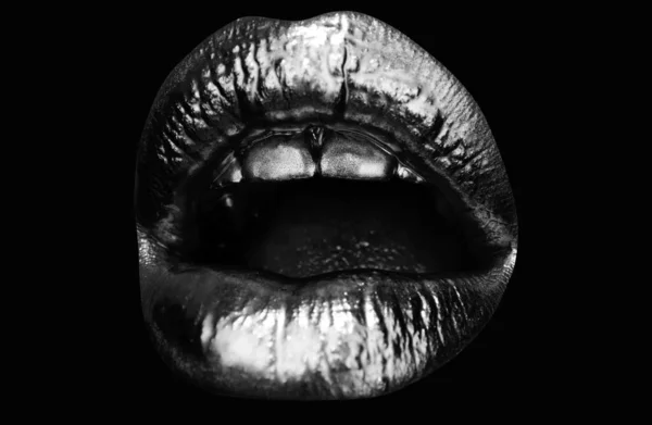 Zaskakujące Emocje Złota Szminka Bliska Usta Metalowym Makijażem Seksowne Usta — Zdjęcie stockowe