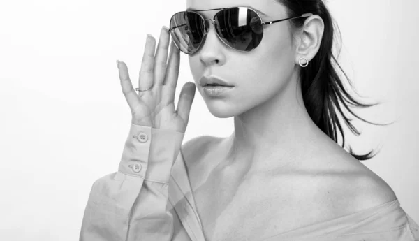 Uma Mulher Óculos Sol Moda Tendência Vogue Menina Óculos Sol — Fotografia de Stock
