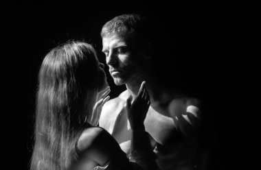 Tutkulu bir öpücük. Birbirlerini kucaklayan, kucaklayan, romantizm ve şefkat dolu genç bir çiftin yakın yüzü.