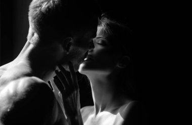 Birbirlerini kucaklayan, romantizm ve şefkat dolu genç ve güzel bir çiftin yakın yüzü. Hassas bir tutkuyla şehvetli bir çift.