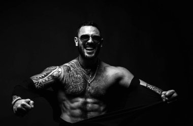 Öfkeli adam siyaha izole edilmiş. Seksi gövdesi yırtılmış kaslı adam.