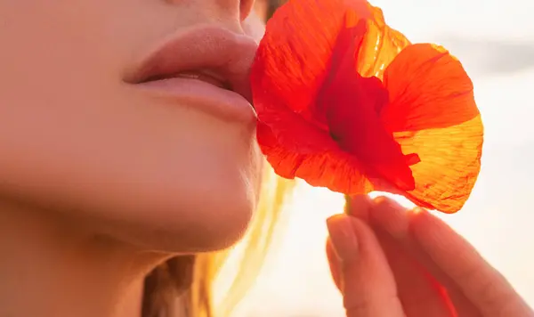 Hermosa Mujer Labios Boca Con Flores Amapola — Foto de Stock
