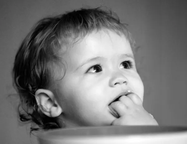 Αστείο Μωρό Τρώει Ίδιος Φαγητό Κουτάλι Στην Κουζίνα Γλύψε Νόστιμα — Φωτογραφία Αρχείου