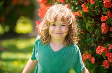 Çocuk portresi, yaz doğa parkında şirin bir çocuğun başını kapat.