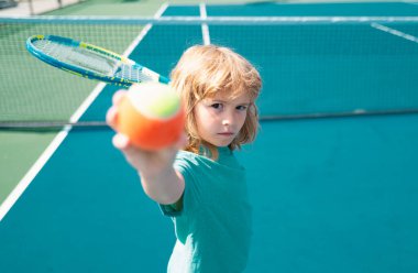 Tenis yarışmasındaki çocuk. Çocuk forehand tenis antrenmanı yapıyor.