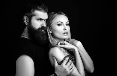 Tutkulu bir çift, romantik insanlar. Yakın plan bir çift portre. Şehvetli kız arkadaş ve erkek arkadaş. Erkek, kız, romantik.