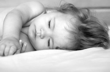 Bebek yatakta uyuyor. Sağlıklı çocuklar uyur. Sevimli küçük çocuklar uyuyorlar. Güzel, sağlıklı, huzurlu bir uyku çekiyorlar.