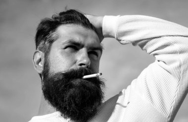 Sigara içen delikanlıyı kapat.