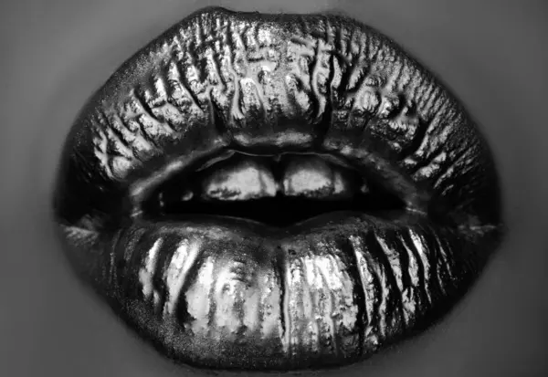 唇に金色の口紅 女性の金の口 唇を読む 女性のための豪華な化粧品 金色の唇の質感 — ストック写真
