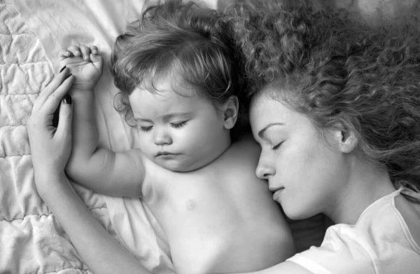 妈妈和孩子睡在一起 温柔的睡眠 — 图库照片