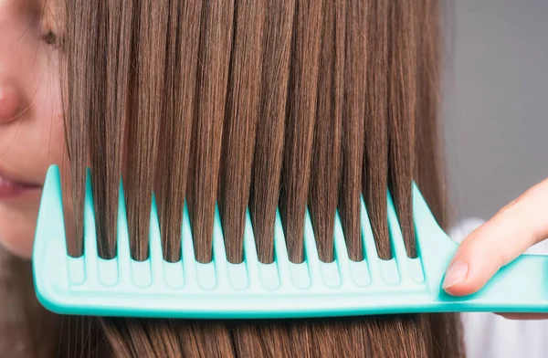 Close Combing Healthy Natural Shiny Hair Isolated Studio Beauty Hair — Stock Photo, Image