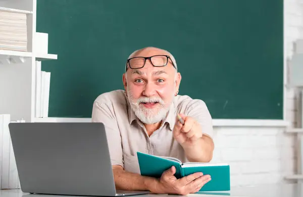 Excited Senior Teacher Lecturer Greeting Students Workshop Grandfather Education Concept — Stock Photo, Image