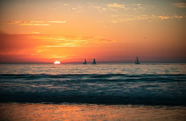 Парусник Море Восход Солнца Над Морем Прекрасный Облачный Пейзаж Цветной — стоковое фото