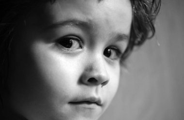 Şaşırmış küçük bir çocuğun portresi. Çocuk kavramı yakın planda. Kafa vuruşu çocuk portresi