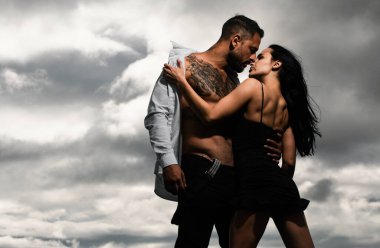 Baştan çıkarıcı bir öpücük. Seksi bir çift. Romantik, sevimli sevgili, seksi erkek arkadaş, güzel kız arkadaş. Seksi evli çift, şehvetli karı koca.