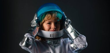 Uzay kaskıyla oynayan çocuk, küçük astronot ya da uzay adamı