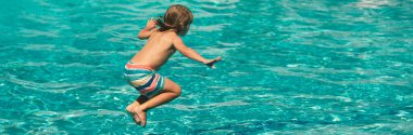 Yüzme havuzuna atlayan çocuk. Çocuk yaz tatilinde eğleniyor. Başlık için afiş, kopyalama alanı. Web tasarımı için poster