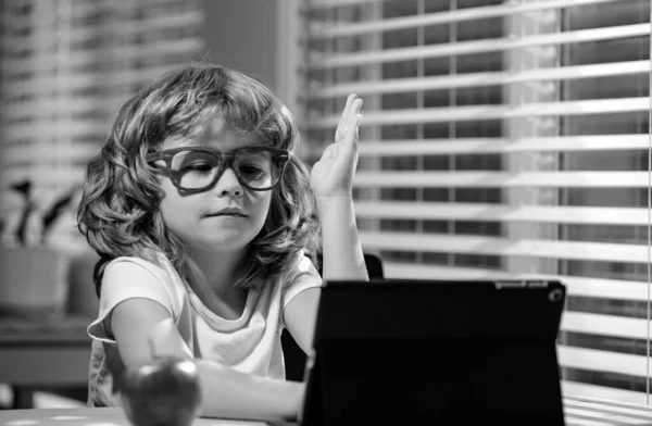 少年は先生の質問に答えるために手を挙げる Covid 2020 — ストック写真