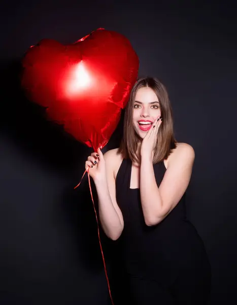 Mulher Sexy Bonita Com Forma Coração Balão Estúdio Isolado Fundo — Fotografia de Stock