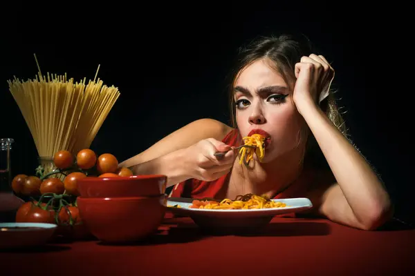 Młoda Kobieta Pyszne Makarony Delektując Się Smacznym Domowym Spaghetti Wnętrzu — Zdjęcie stockowe