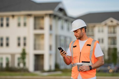 Mühendisler molada kahve içerek kahve alırlar. İnşaat alanında çalışan bir inşaat işçisi. İnşaat alanında miğferi olan bir buider. İnşaat alanında çalışan bir işçi. Bilder in hardhat