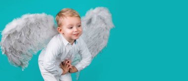 Melek çocukla Sevgililer Günü afişi. Çocuk melek. Mavi arka planda beyaz tüylü sarı saçlı, tatlı bir oğlan.