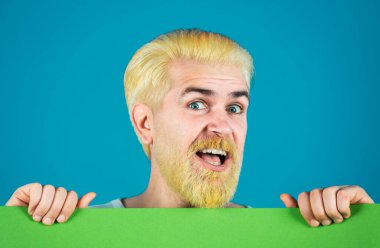 Adam boş bir kağıtla yüzünü kapatıyor. Renk arkaplanında izole