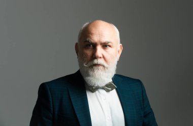 Kıdemli adam. Sakallı, orta yaşlı bir adamın portresi gri stüdyo arka planında fotokopi alanı olan bir adamın.