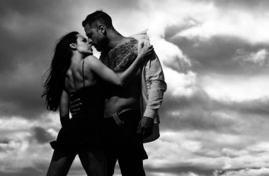 Baştan çıkarıcı bir öpücük. Seksi bir çift. Romantik, sevimli sevgili, seksi erkek arkadaş, güzel kız arkadaş. Seksi evli çift, şehvetli karı koca.