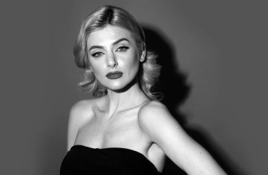 Genç ve güzel bir kadının stüdyo portresi. Güzel kız yüzü. Gençlik ve cilt bakımı konsepti. Görünüm ve kozmetik reklamcılık. Hiçbir filtre değiştirilmemiş kadın model yüzü