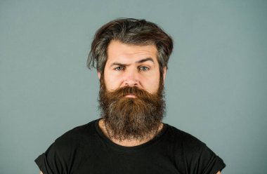 Sakallı adam. Berber dükkanı prosedürleri. Sakal bakımı. Erkekler için bir salon. Uzun sakal ve bıyık.