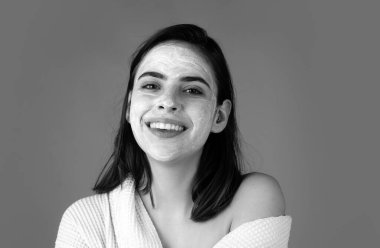 Yüz kremi süren doğal makyajlı güzel bir kadın.