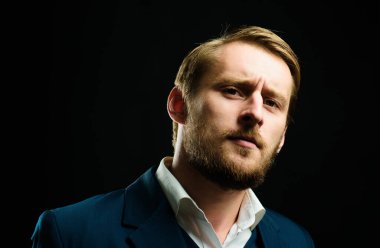 Yakışıklı, kendine güvenen, takım elbiseli, gülümseyen genç adam, yaklaş.