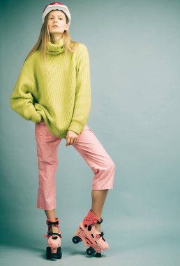 Aktif spor yaşam tarzı tatili. Patenli patenci kadın. Sokak tarzı. Sportif tatil