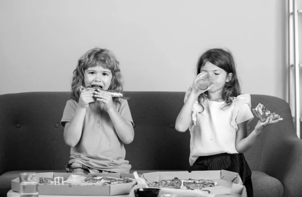 Children Eating Pizza Two Young Children Bite Pizza Indoors — Stock Photo, Image