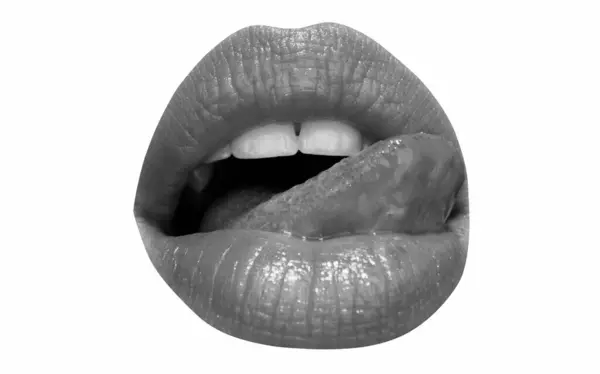 赤い口紅で舌なめる唇と隔離された女性の口と白い歯 リックリップ舌白で隔離された — ストック写真