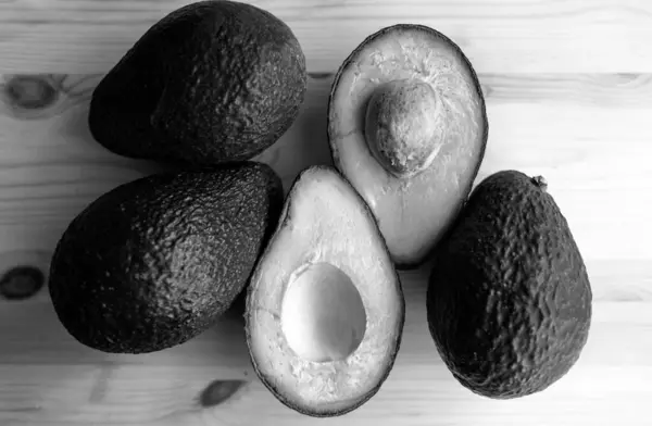 Ahşap Arka Planda Avokado Avokado Meyvesi Çiğ Meyveler Sağlıklı Yeşil — Stok fotoğraf